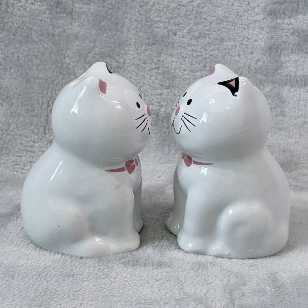 Vintage Ceramic Cat Salt & Pepper Shakers Pink Bow Kitty‎ Kitsch Kitchen Decor